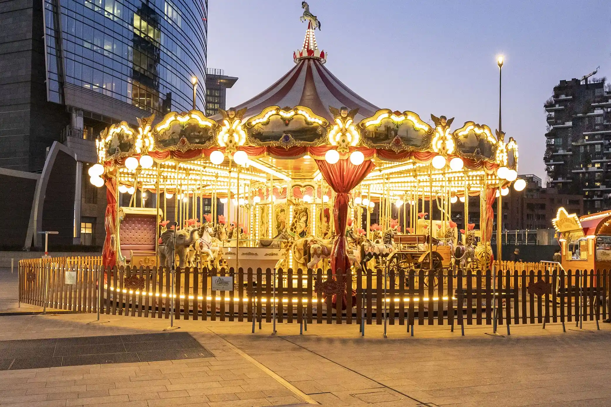 Old Carousel in piazza Gae Aulenti. La giostra delle meraviglie.
