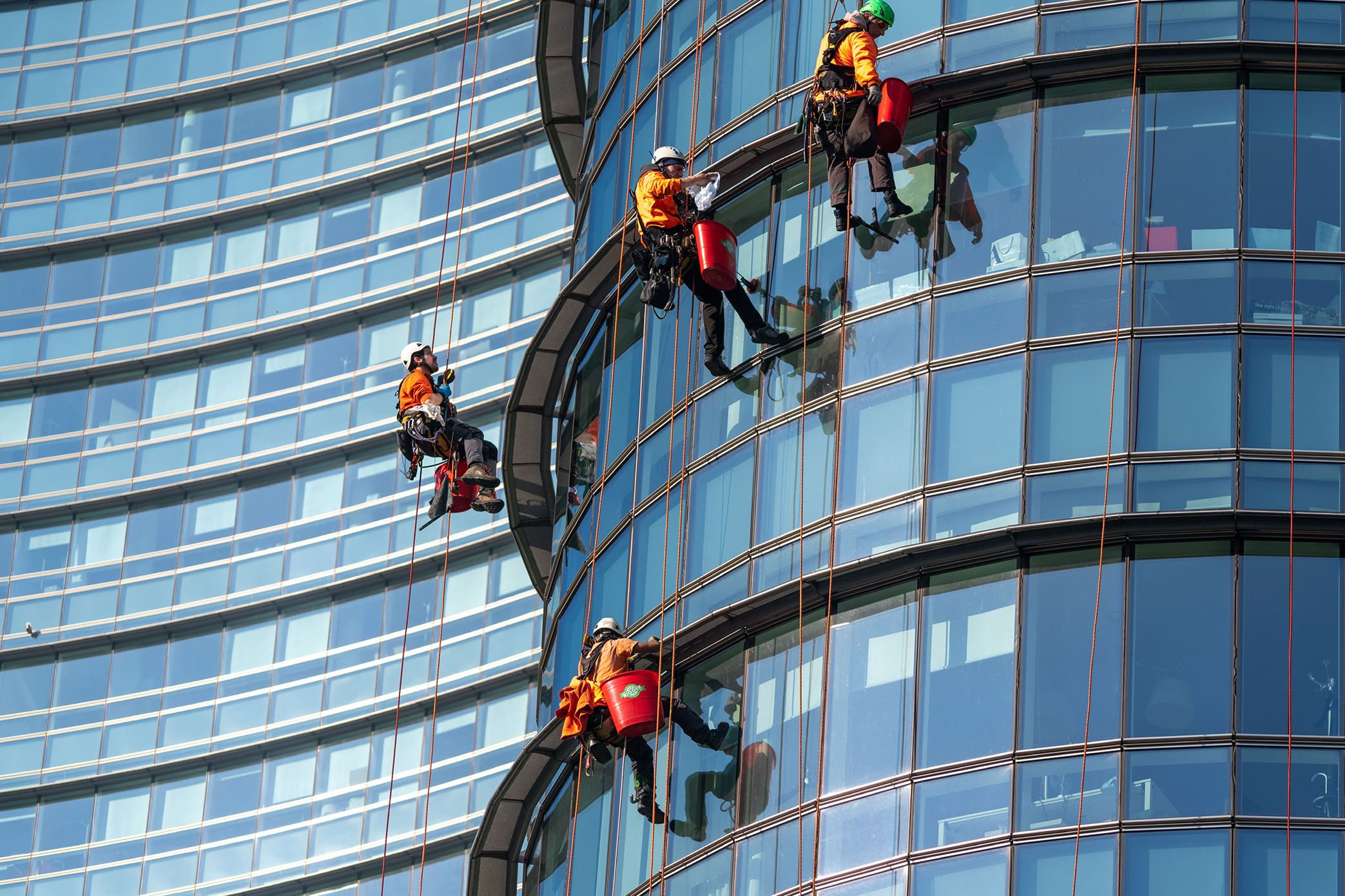 L’uomo che ti guarda dall’alto (in basso)